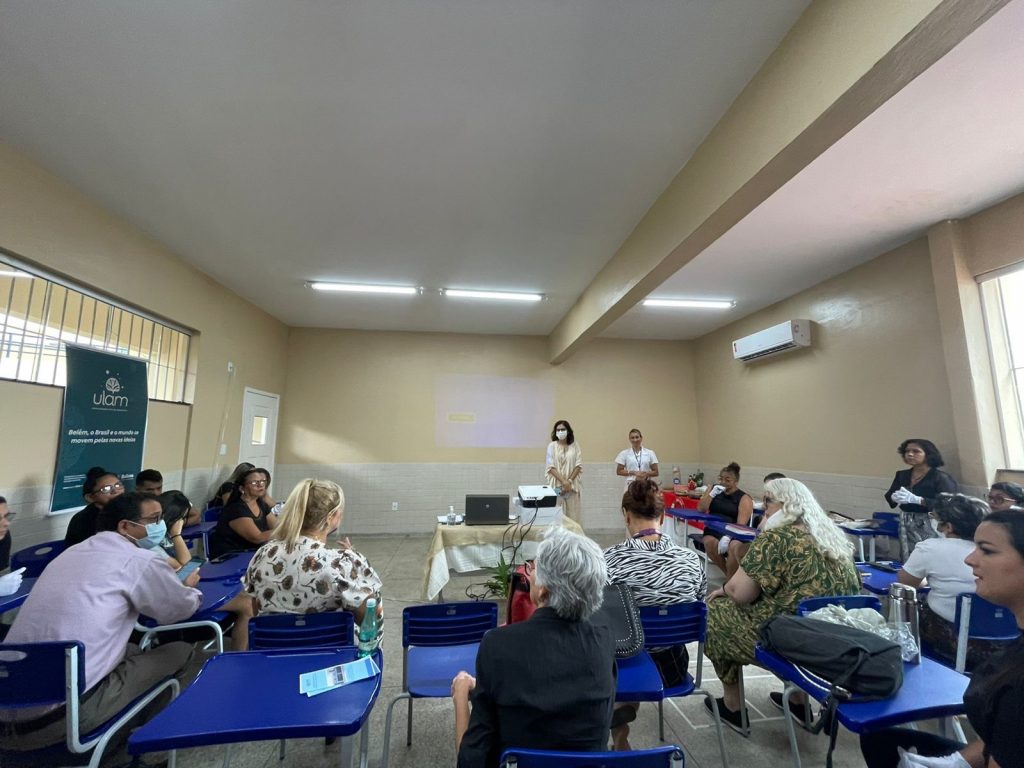 Secretária de Administração (ao centro, em pé) Jurandir Novaes, participa da cerimônia de encerramento do curso de Libras da EGP